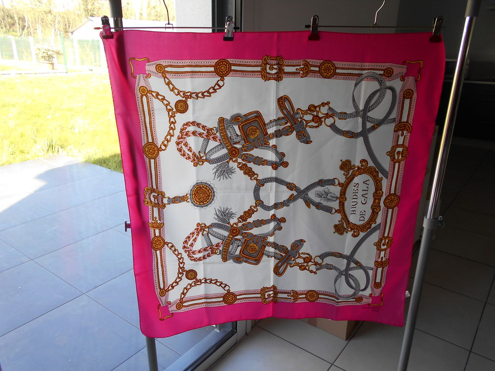 Foulard Carr&eacute; Gil De Losne Paris neuf Vêtements