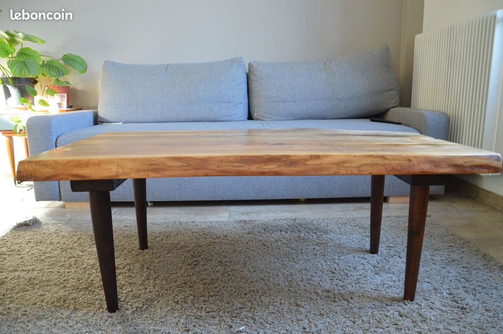 Table basse en noyer massif bords live edge, avec papillons Meubles