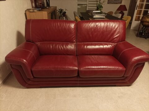 Canapé cuir bordeaux et deux fauteuils. 1000 Epiniac (35)