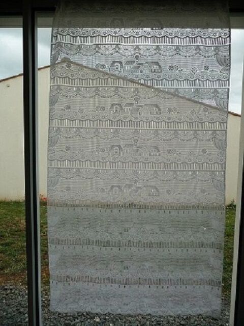 Grand voilage blanc motifs village 20 Celles-sur-Belle (79)