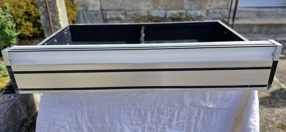 Grande armoire de toilette en alu et plastique monobloc Meubles