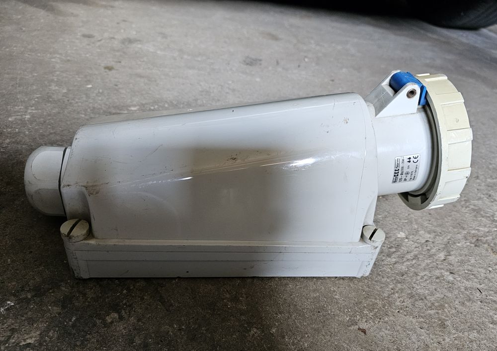 Prise triphas&eacute;e femelle125 A Bricolage