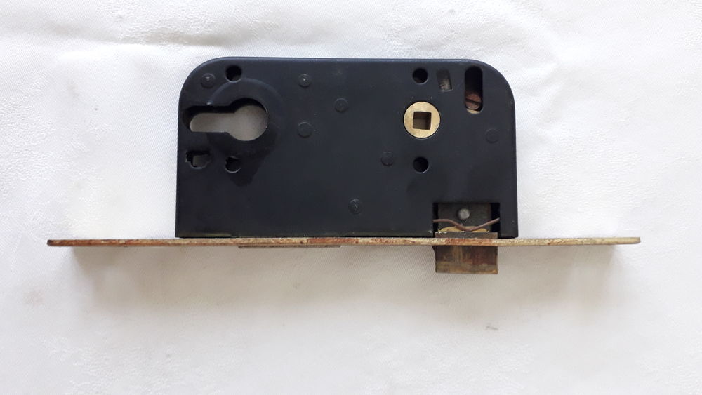 Serrure &agrave; encastrer
Bricolage