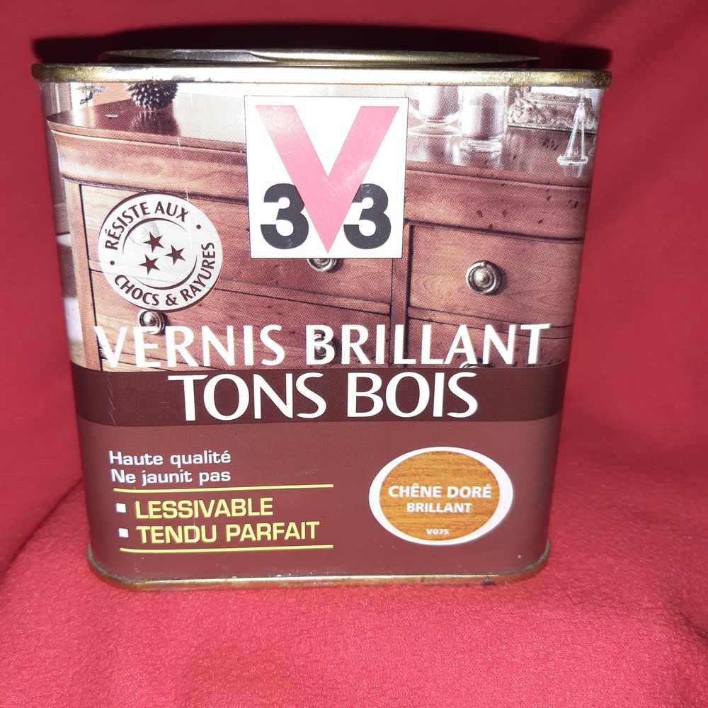 Vernis bois, diff&eacute;rentes teintes et volumes de 10 &agrave; 25 € Bricolage