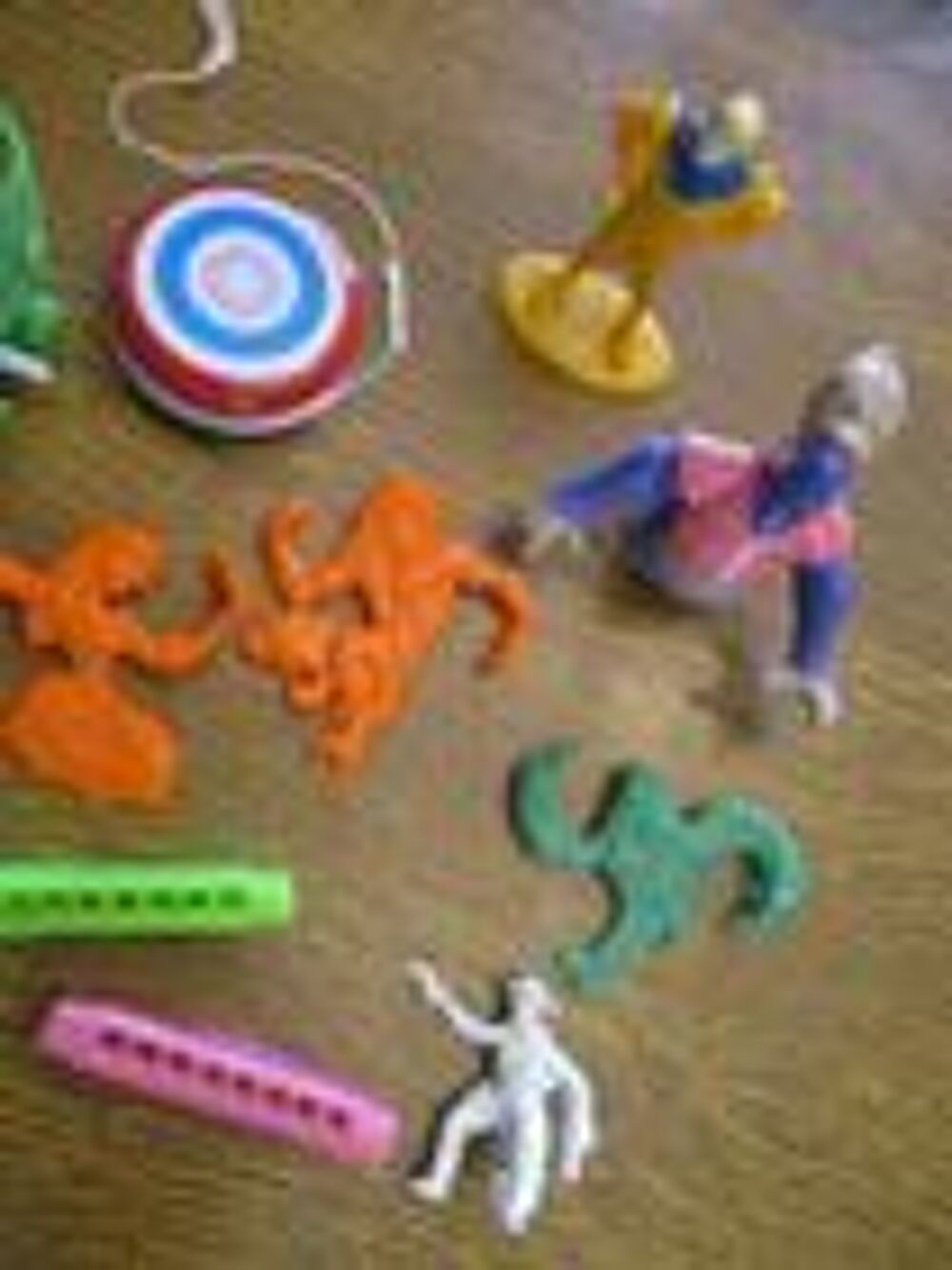 Divers petits jouets eu dans kinder Jeux / jouets