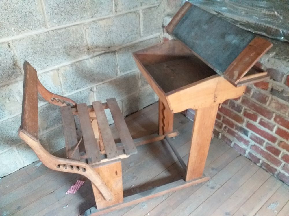 Pupitre d'&eacute;colier en bois avec casier (mod&egrave;le rare) Meubles