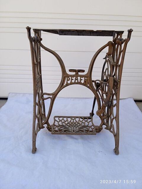 Pied de machine � coudre 40 Charmes-sur-Rh�ne (07)