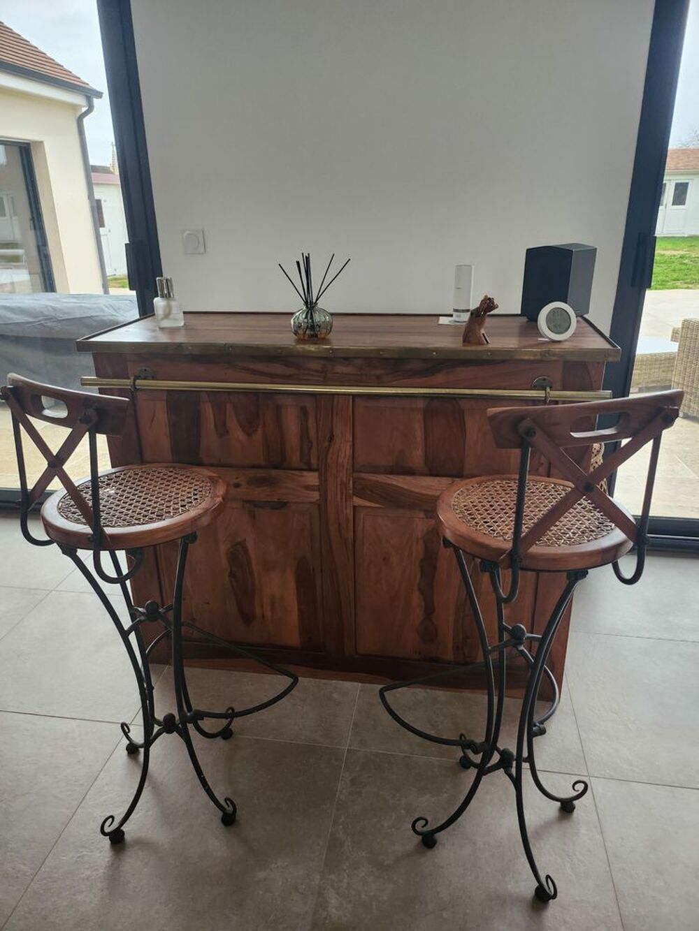 tres beau meuble bar avec deux chaises bistrot pliantes Meubles