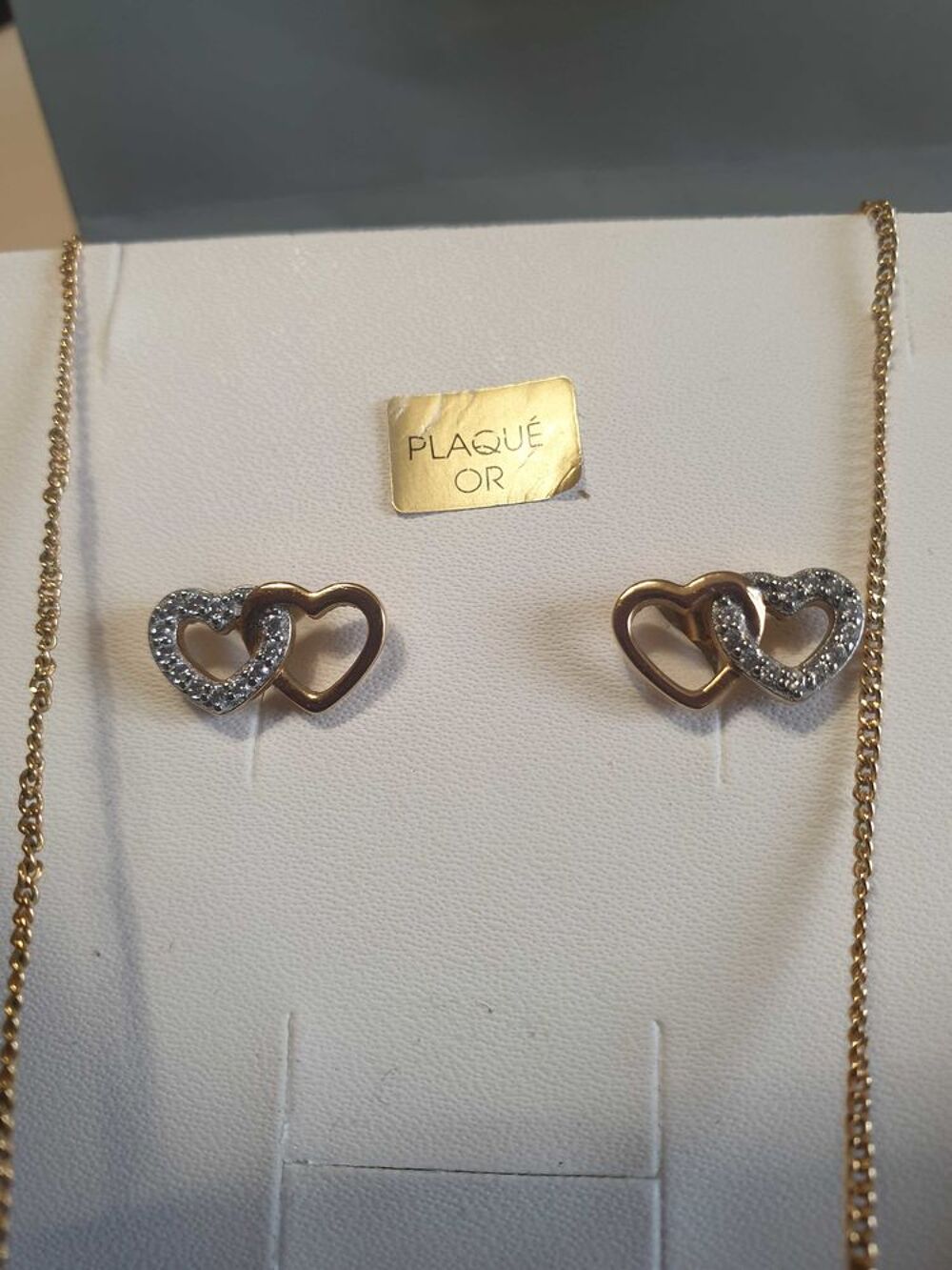 tr&egrave;s belle parure boucles d'oreilles et cha&icirc;ne avec pendentif pour dire je t'aime. plaqu&eacute; or. Bijoux et montres
