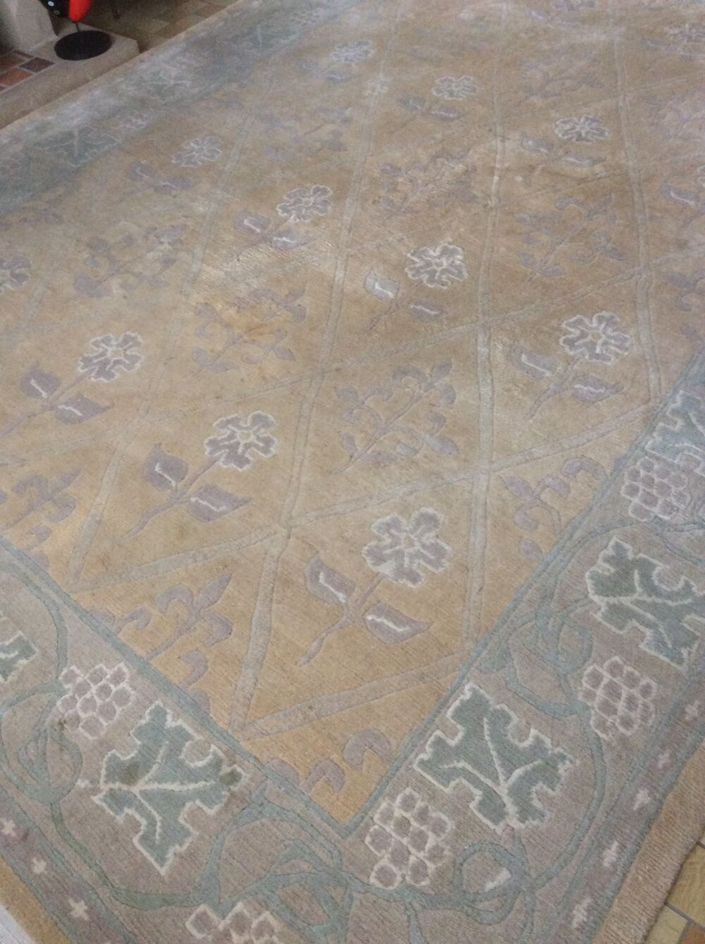 Beau tapis beige clair pastel du Tibet avec des accents gris pastel. Nou&eacute; &agrave; la main &agrave; Nepal Décoration