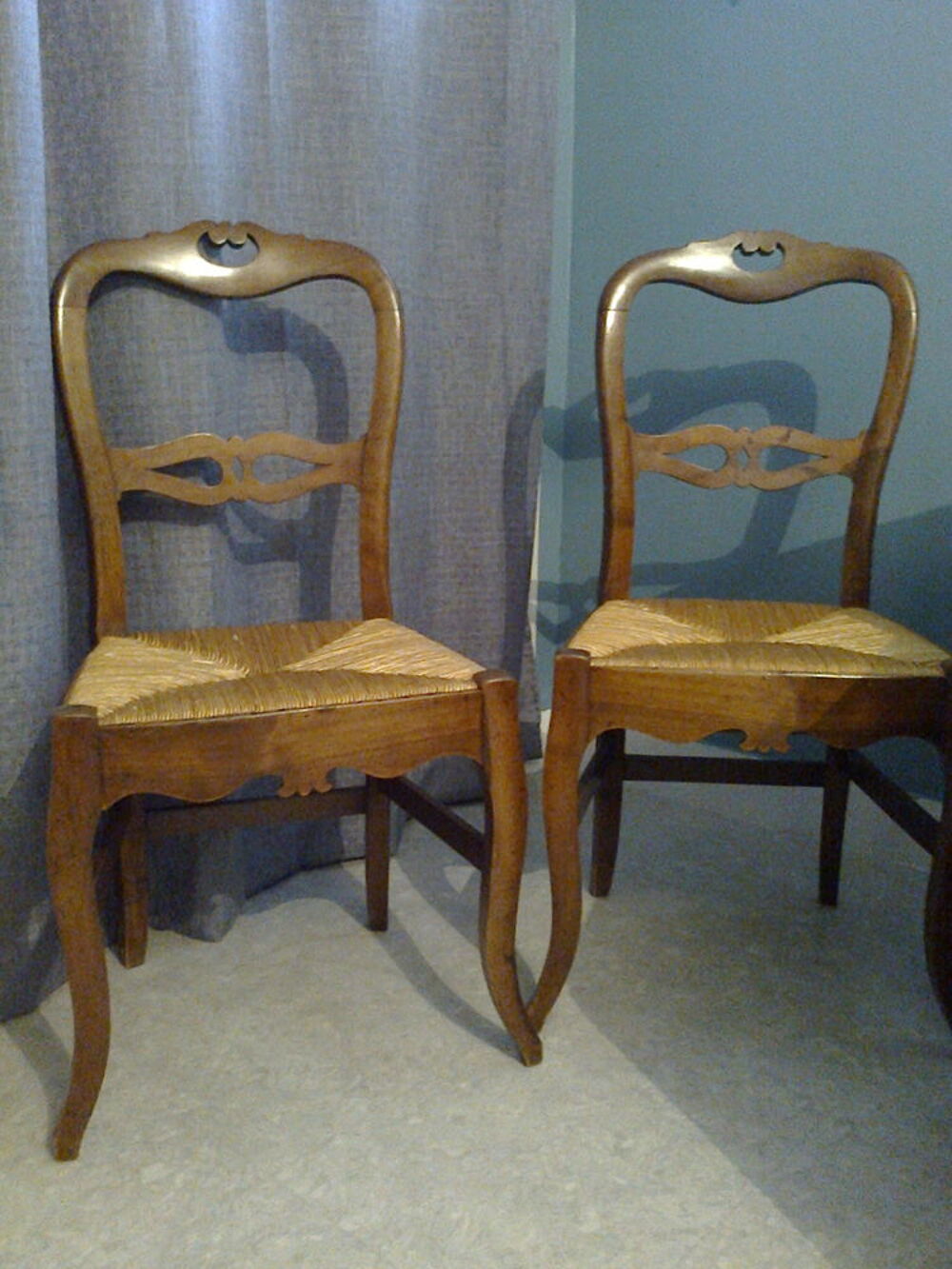 deux superbes chaises paillees anciennes NOYER MASSIF Meubles