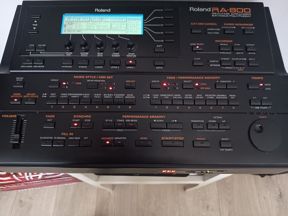 Arrangeur Roland ra 800. Instruments de musique