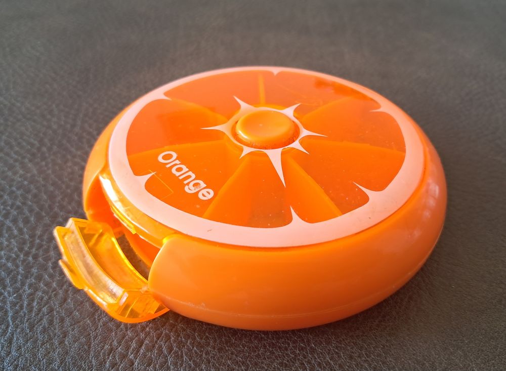 pilulier en forme de quartier d'orange avec bouton pressoir Sports