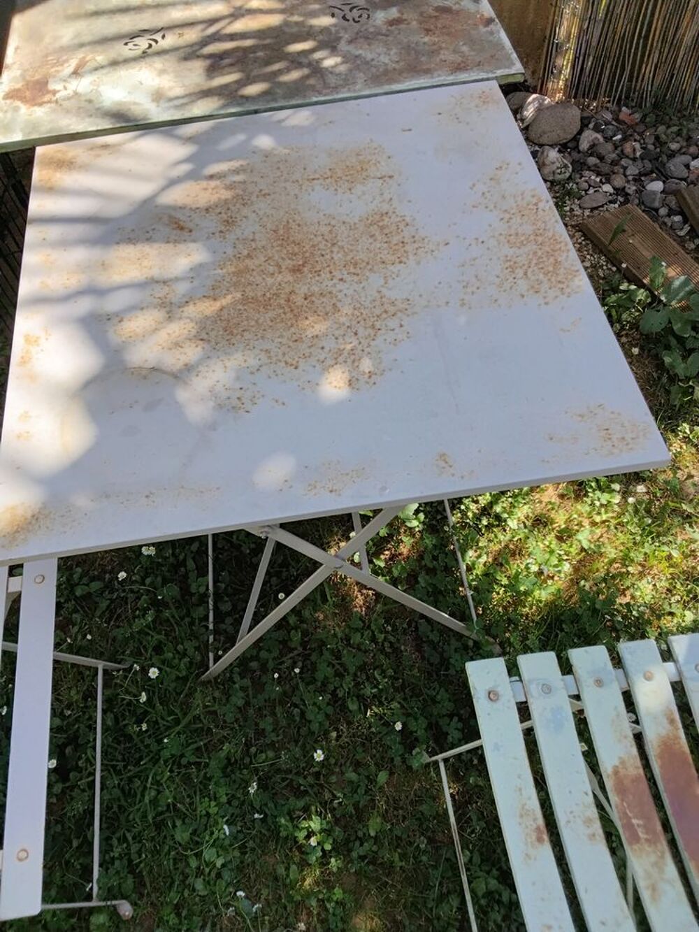 2 petites tables et 4 chaises &aacute; costumiser Meubles
