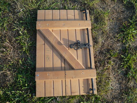 Volet bois 50x78cm 15 Boisset-et-Gaujac (30)