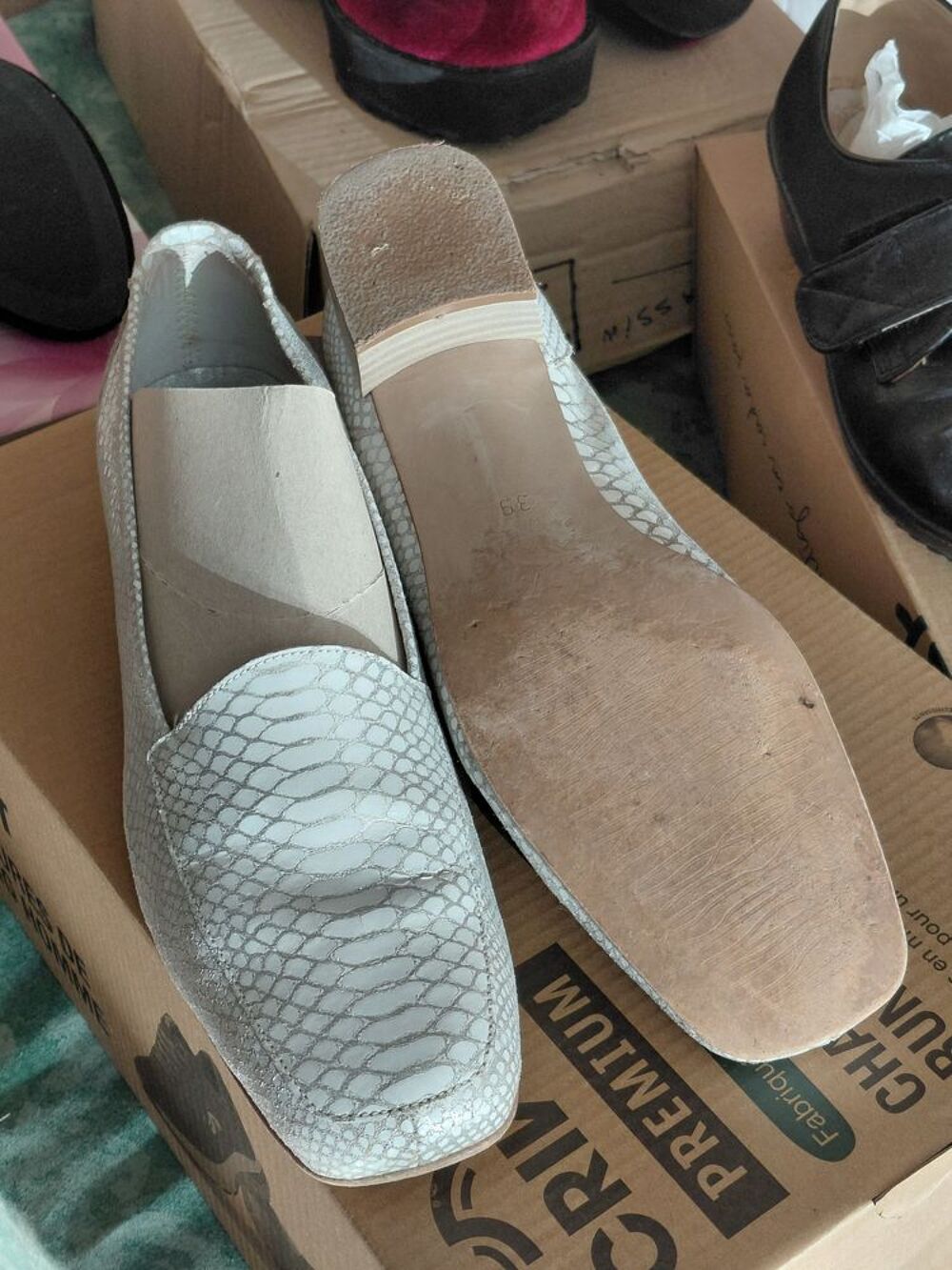 Differentes chaussures , femles- enfants et hommes. Chaussures