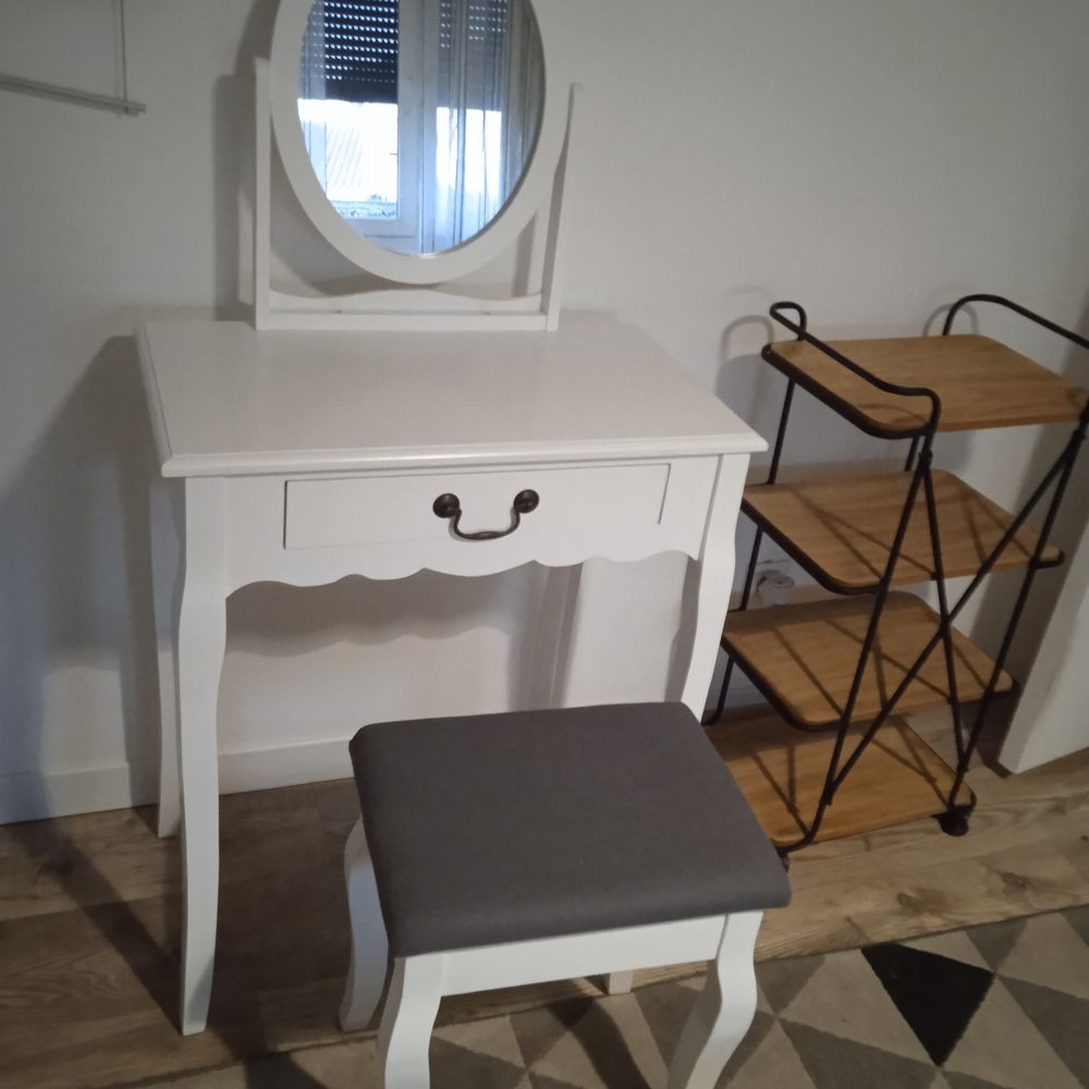 Coiffeuse bois blanche 127 de haut-64de long-36 de profondeu Meubles