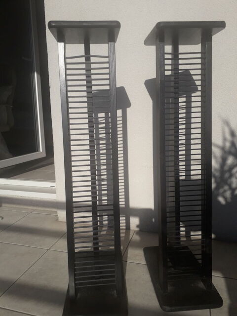 2 colonnes range-cd qui supportent haut-parleurs 20 Juan Les Pins (06)