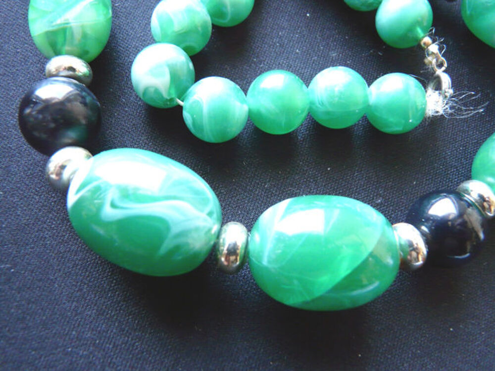 Collier de perles &agrave; dominante verte en r&eacute;sine color&eacute;es- 90's Bijoux et montres