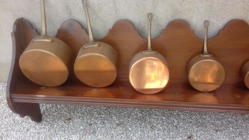Lot+de+cinq+casseroles+en+cuivre+&eacute;tam&eacute;+sign&eacute; Décoration