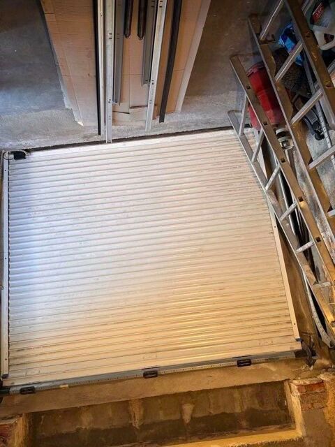 Porte de garage � enroulement
. 0 Tresserre (66)