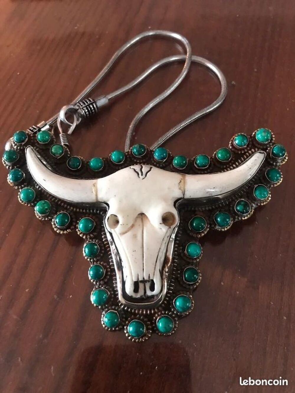 Pendentif am&eacute;rindien t&ecirc;te de buffle et pierres turquoises Bijoux et montres