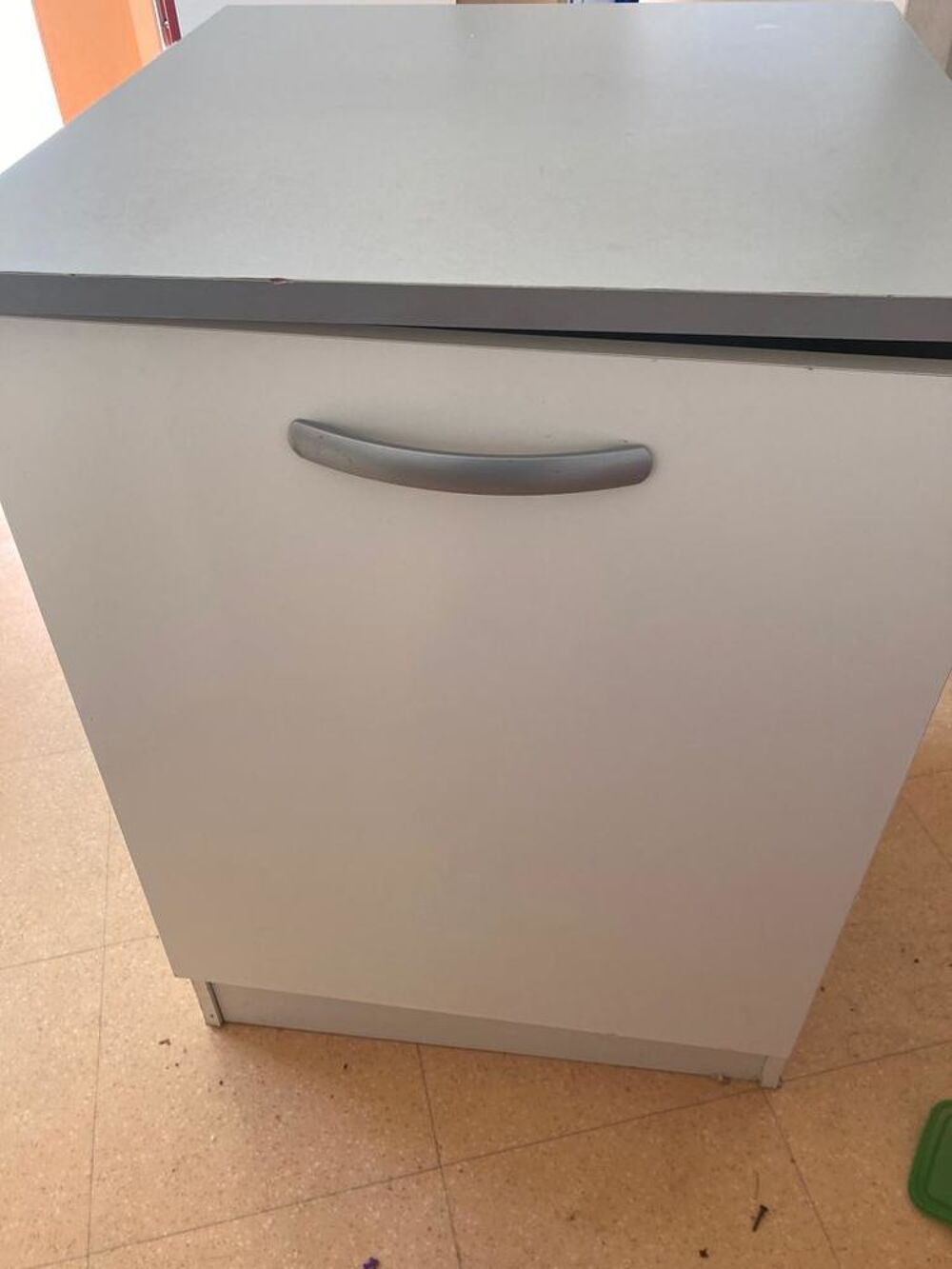 Bonjour je donne un bureau enfant, et 2 meubles de cuisine.
Meubles