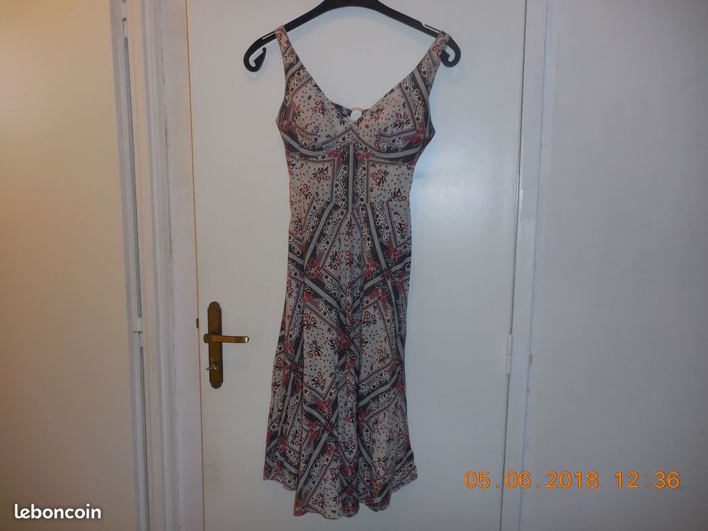 robe dos nu 10 euros Vêtements