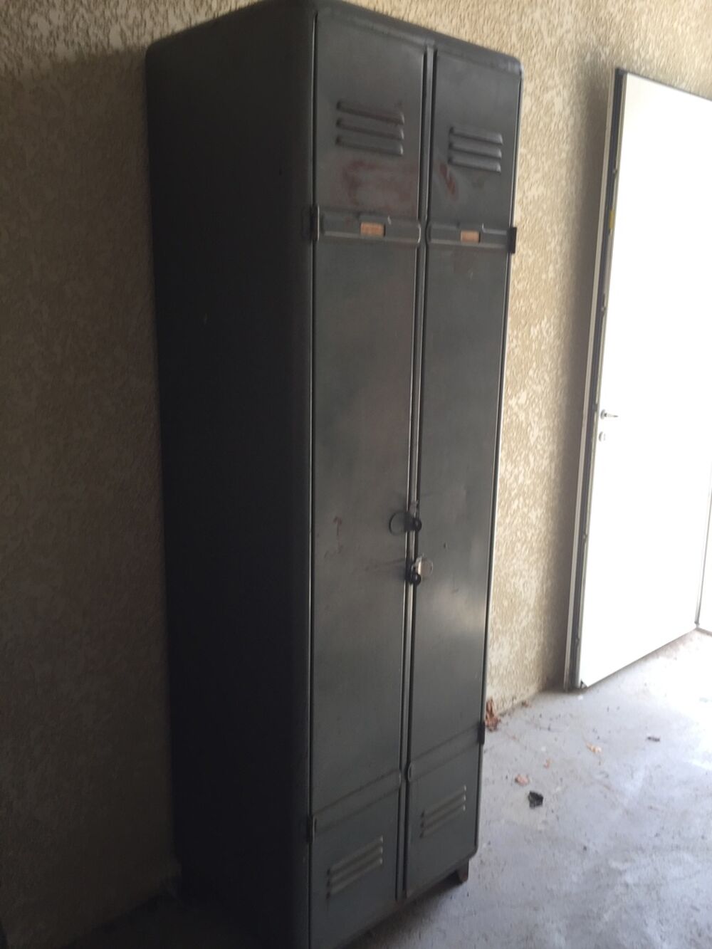 Armoire m&eacute;tallique noire double porte Meubles