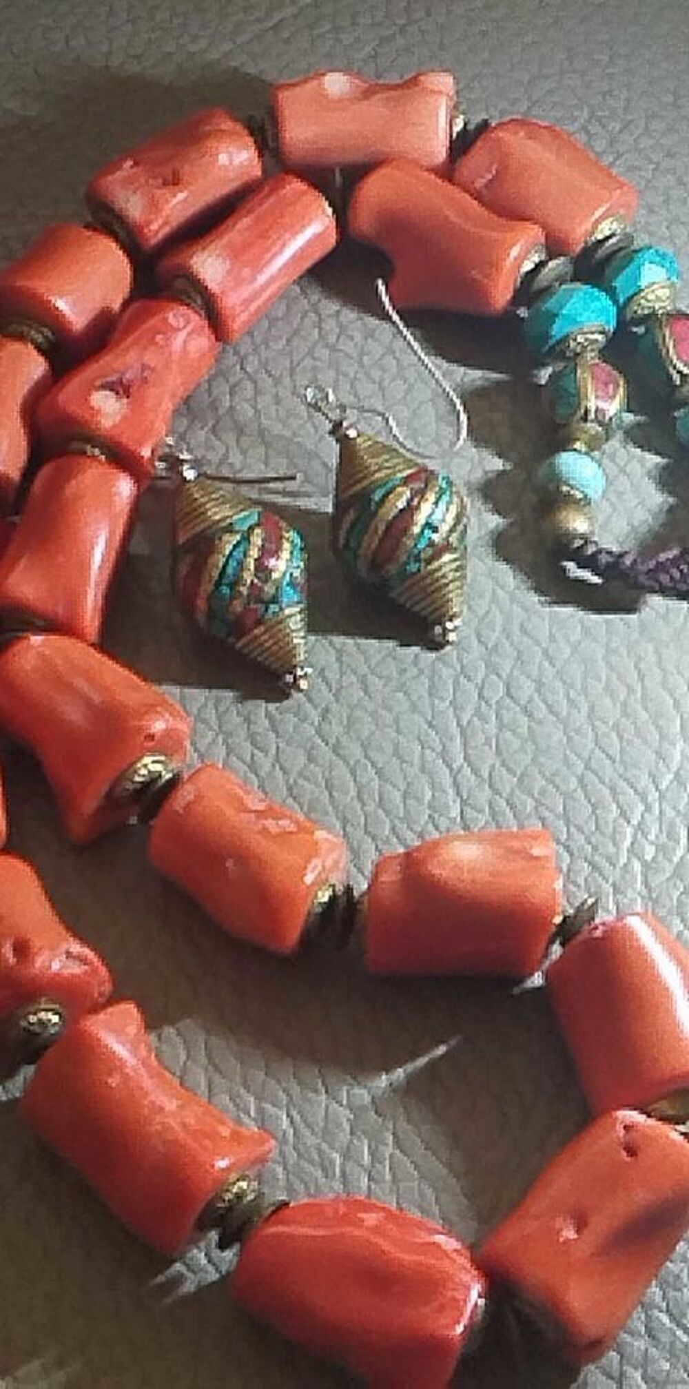 Prestigieux ensemble collier, bracelet, boucles d'oreilles tib&eacute;tain en Corail Bambou naturel Bijoux et montres