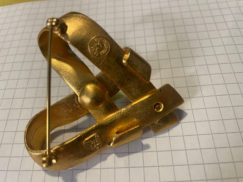 Broche coeur GM dor&eacute; cisel&eacute; avec perle verte ANTIGONA Mus&eacute;e Bijoux et montres