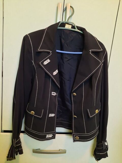 particulier une veste Femme allure dcontracte. 
elle est disponible de suite.
En tissu polyester et viscose et 6% d'elastanne. 100% en actate. 
lavable  la main.
Ferme  l'avant par 2 boutons.
2 poches cousues et fermes. 
taille 42 , grandes m 35 Guadeloupe (97)