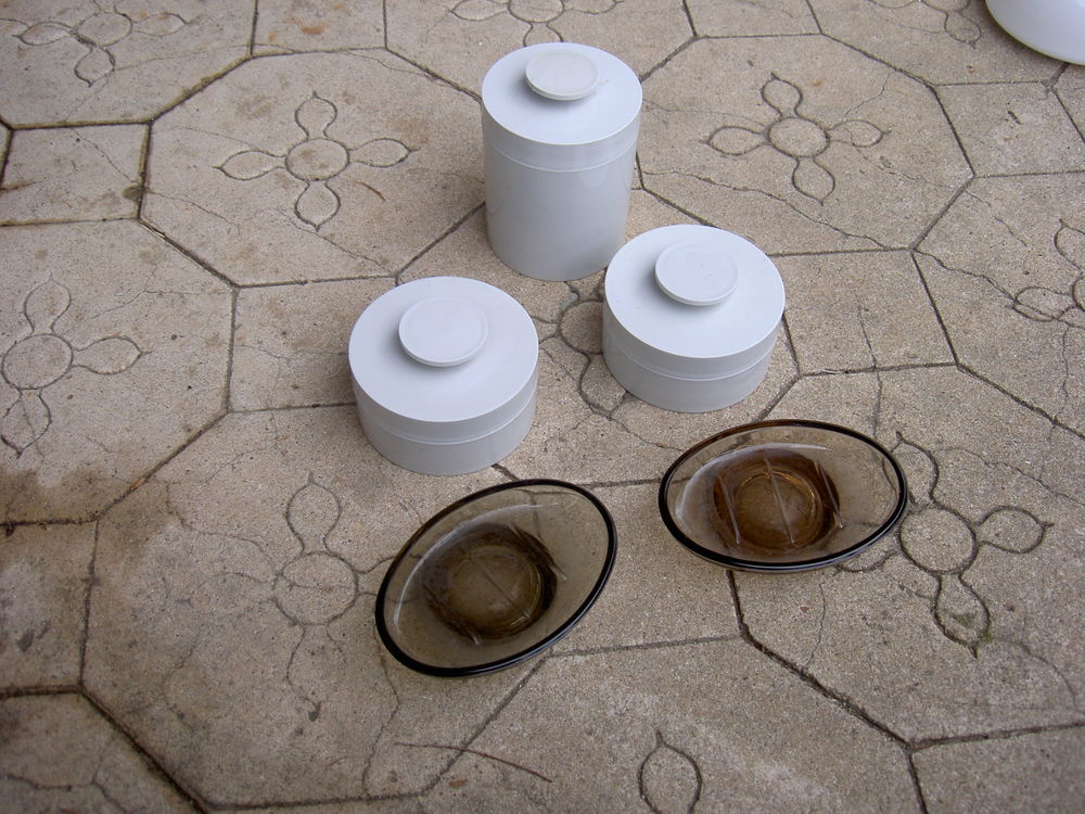 3 Boites en bak&eacute;lite gris + 2 porte savons en verre marron Décoration