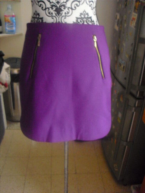JUPE VIOLETTE NEUVE cot� arrondIe 2 zip sur devant ZARA T M 15 Lyon 5 (69)
