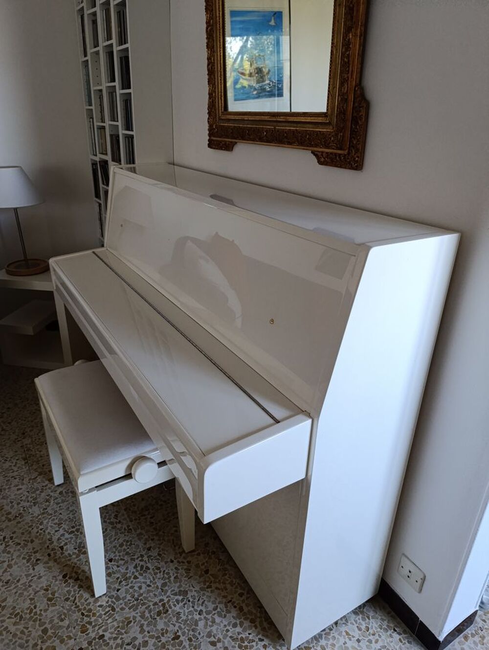 Tr&egrave;s beau piano droit blanc Instruments de musique