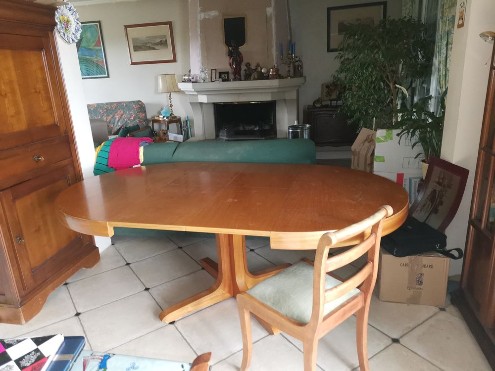 table ronde avec rallonge int&eacute;gr&eacute; 12 couverts et 6 chaises Meubles