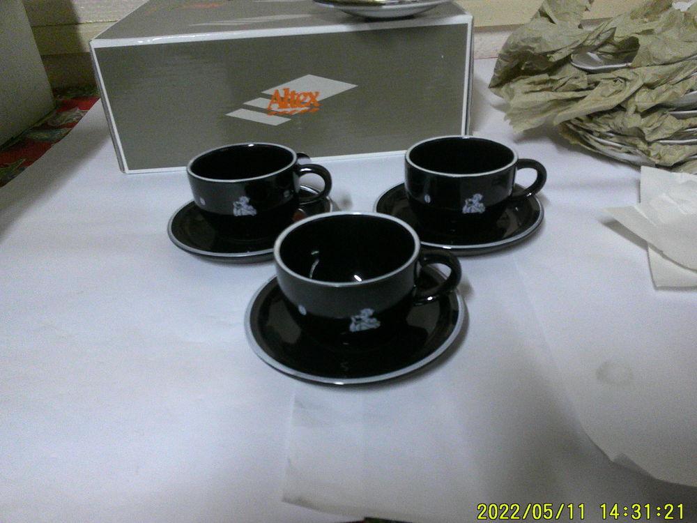 Lot de ( 3 ) Belle Tasses et sous - Tasses noir Décoration