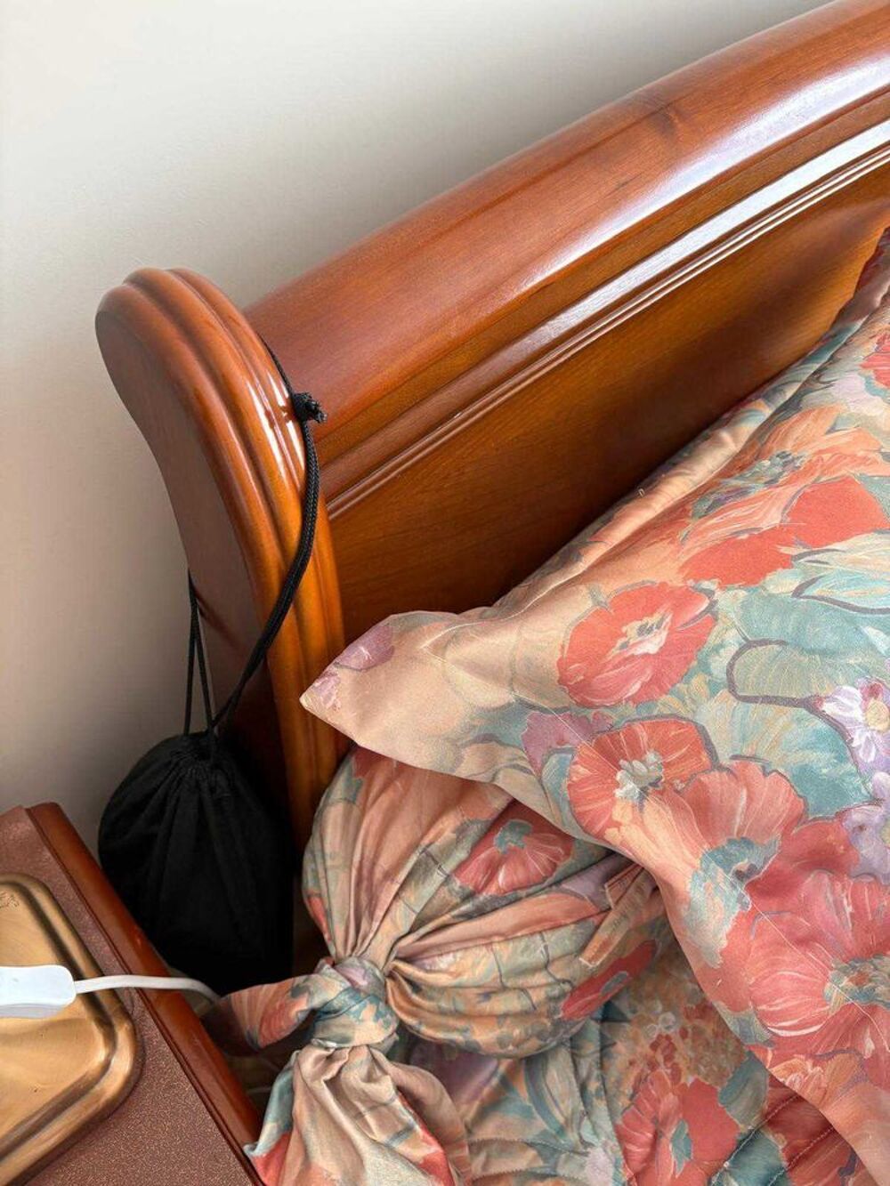 une chambre &agrave; coucher en tr&egrave;s bon &eacute;tat. une armoire. un lit, une table de chevet Meubles