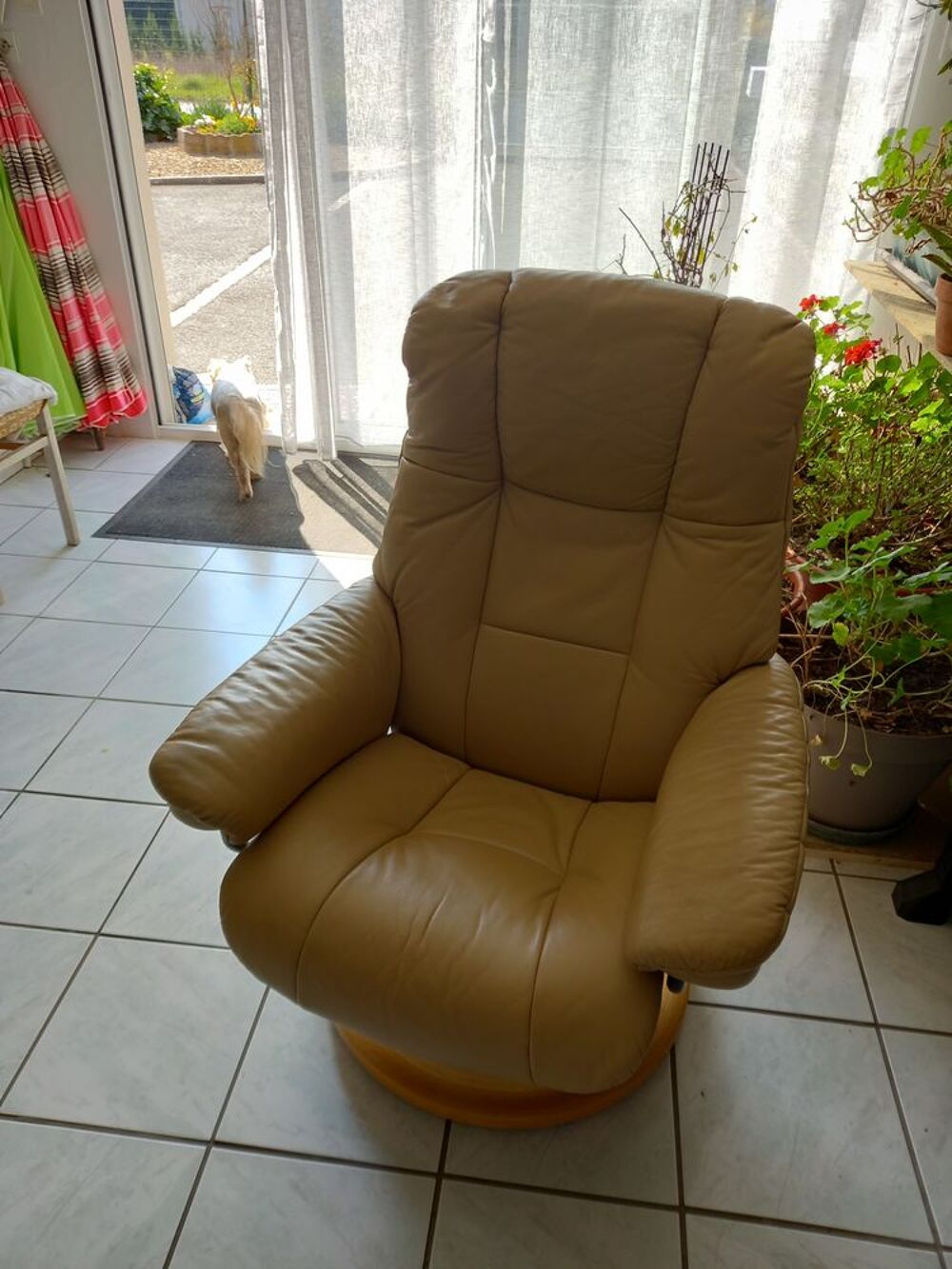 Fauteuil inclinable 
En cuir beige
Tr&egrave;s bon &eacute;tat Meubles