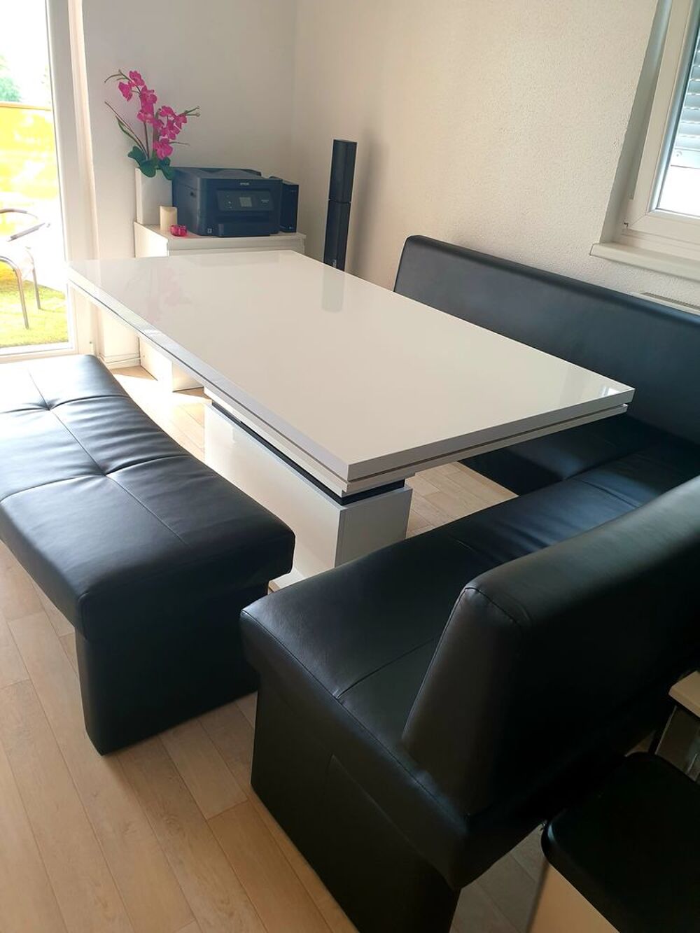 Table design blanche laqu&eacute;e 6-8 pers pied central Meubles