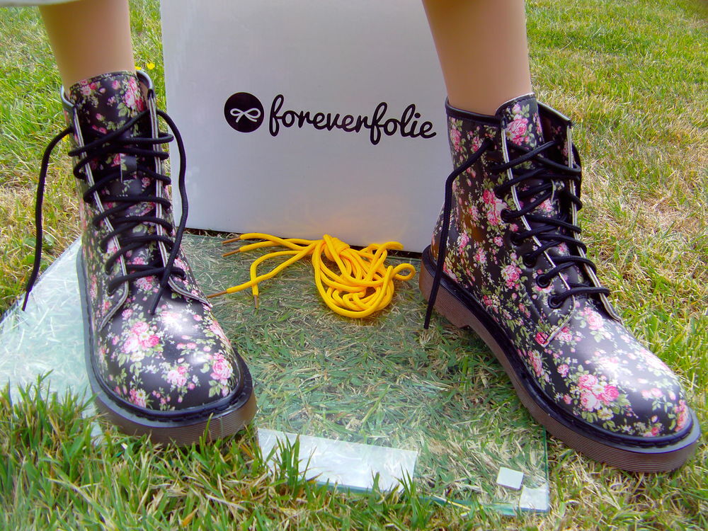 Chaussures noire fleurie pointure 40 Chaussures