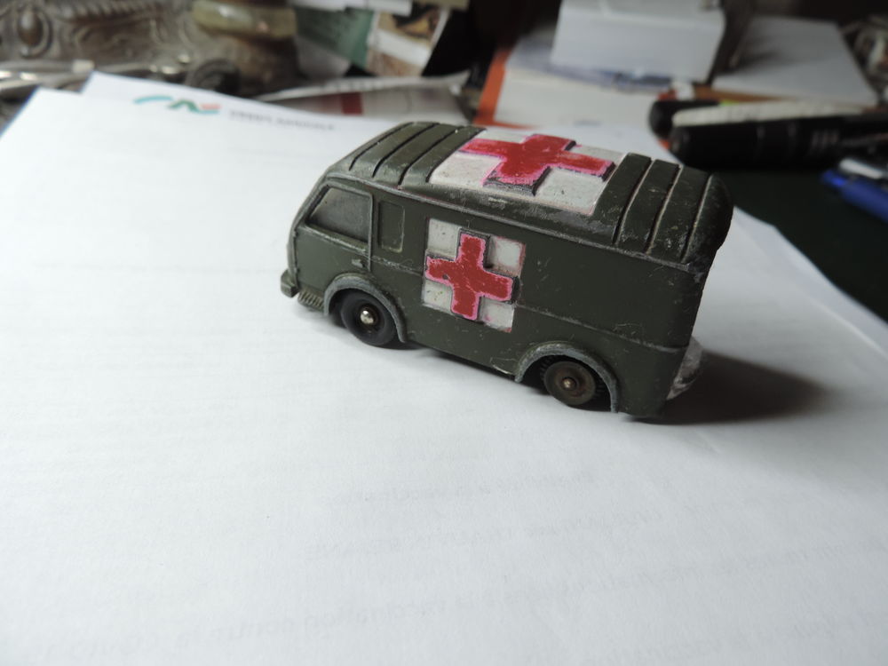 DINKY TOYS - CAMIONETTE RENAULT - 1/43 &egrave;me. 