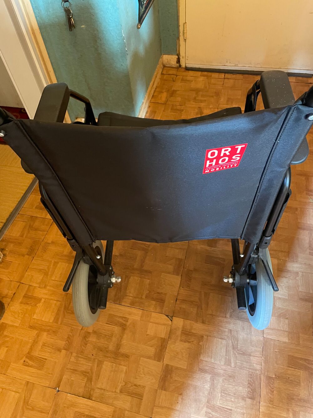 Fauteuil roulant noir confortable avec sangles Meubles
