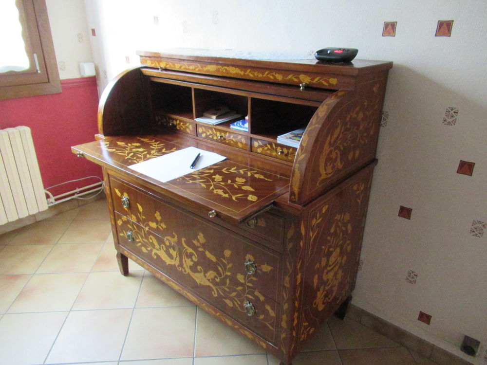 BUREAU Hollandais cylindre. 
Meubles