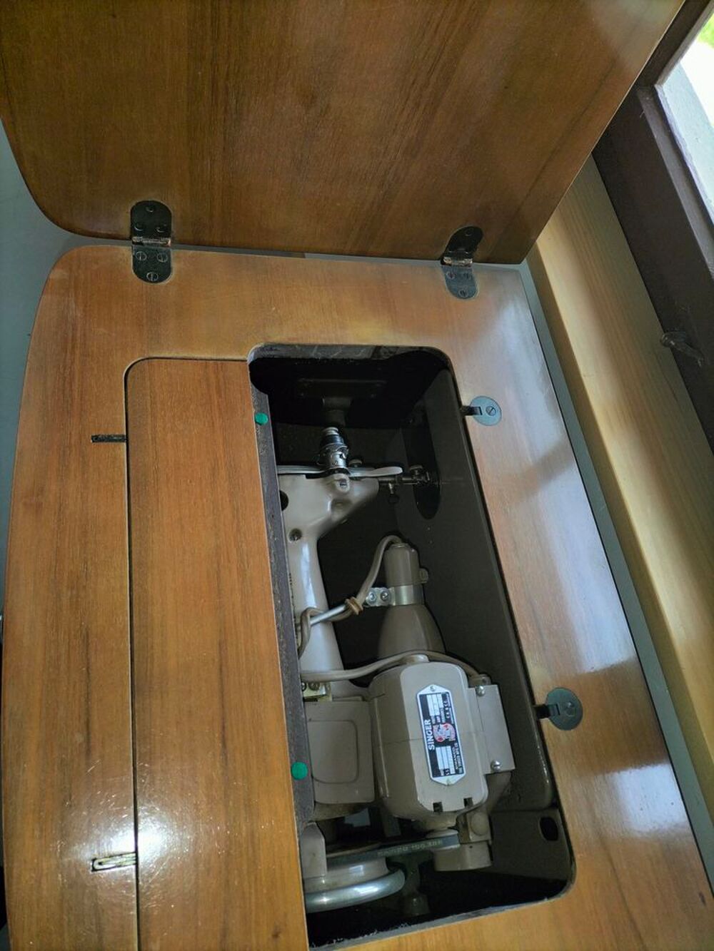 Meuble avec machine &agrave; coudre Singer 