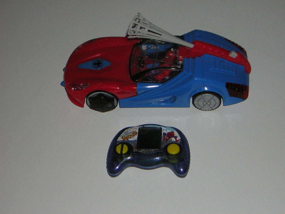 Lot Spiderman vintage (voiture + jeu &eacute;l&eacute;ctronique). Jeux / jouets