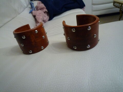 2 bracelets en bois cloutés neufs 3 Agde (34)