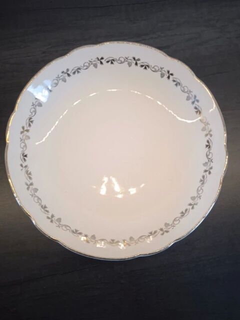 8 assiettes creuses et 7 a dessert, liseret or, motif vignes 15 Petit-Mars (44)