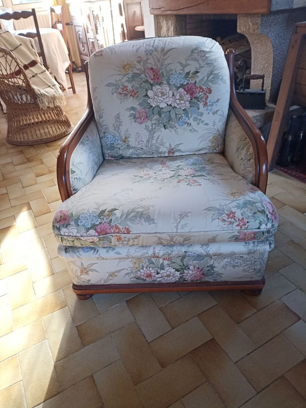 Fauteuil tissus armature bois Meubles