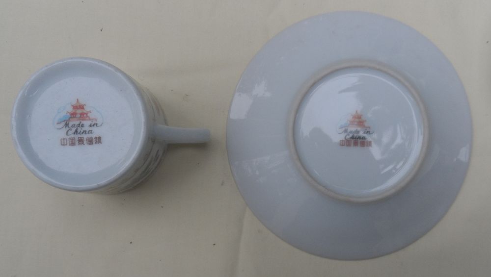 Pr&eacute;sentoir avec 4 tasses et soutasse &agrave; caf&eacute; neuves Cuisine